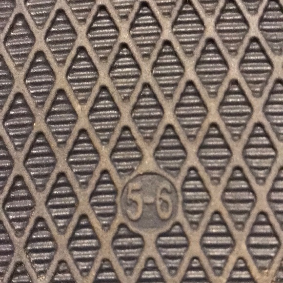 Size 5-6 Big Boys/Youth Slide Sandals from Old Navy - Picture 3 of 4